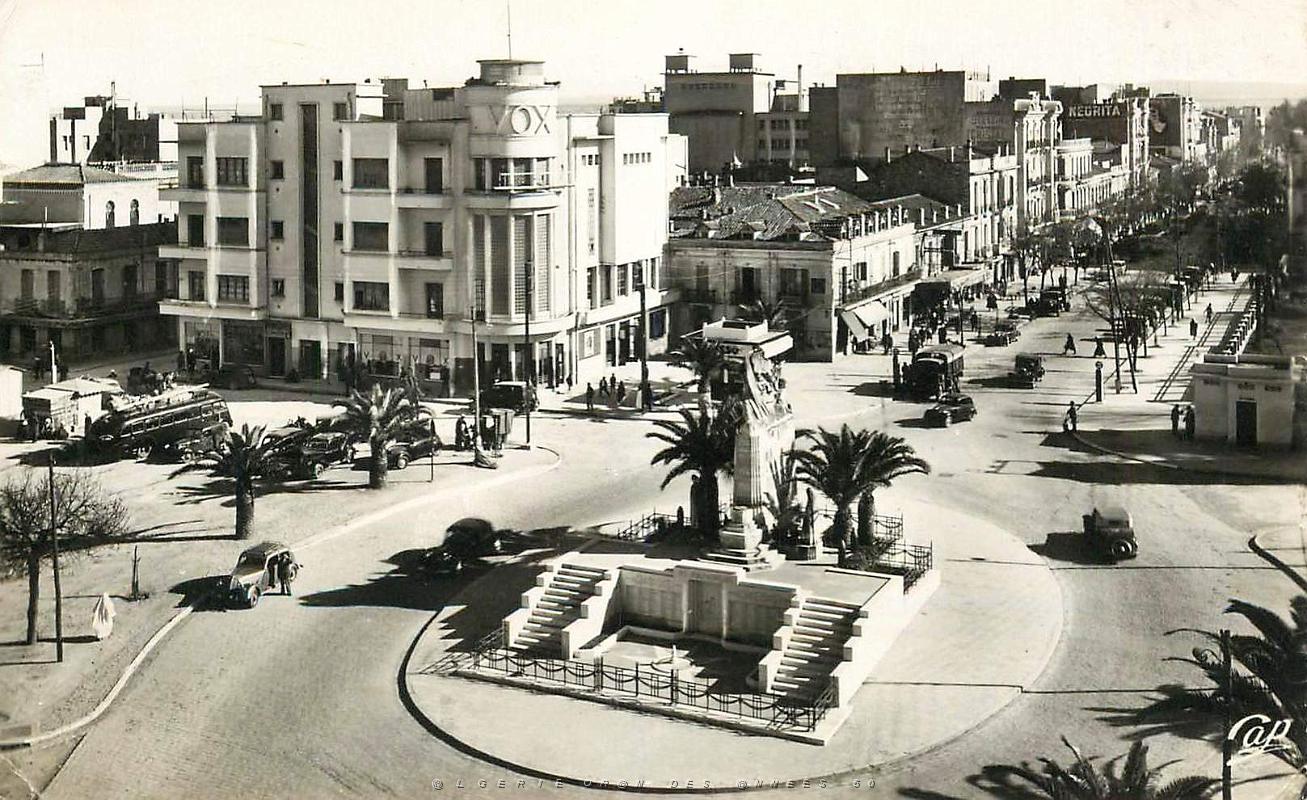 628- Sidi-bel-Abbes - Place Clemenceau et Monument aux Morts.jpg